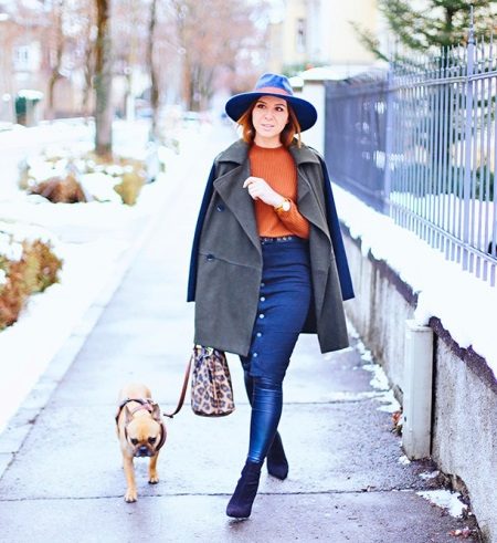 A navy pencil skirt combined with an oversized coat
