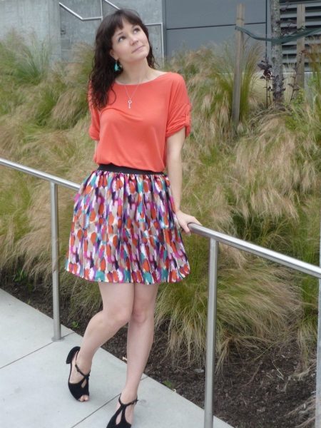 Half-skirt on an elastic band for girls with a figure like triangle