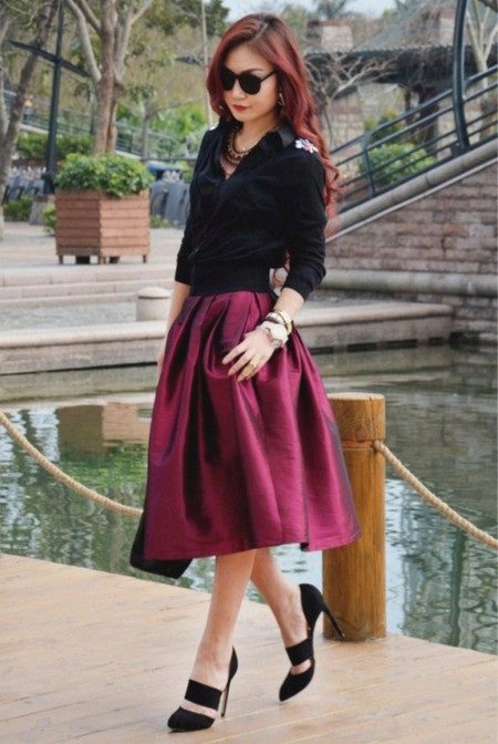 Mid-length skirt in midi length with elastic in combination with a shirt