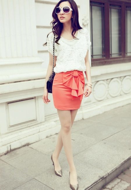 Short skirt with a bow on the side
