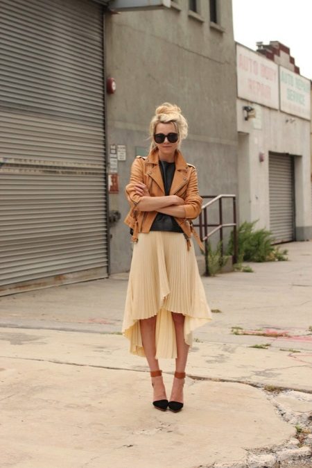 Skirt with a train and light asymmetry