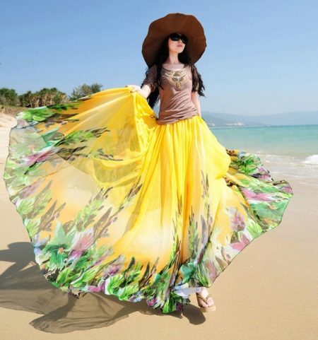 Gult skjørt sol på gulvet