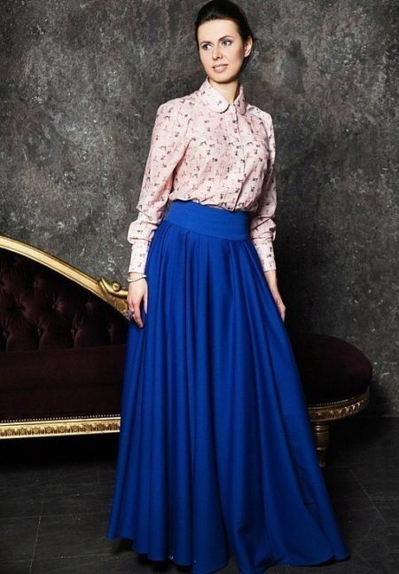 Blått skjørt sol på gulvet